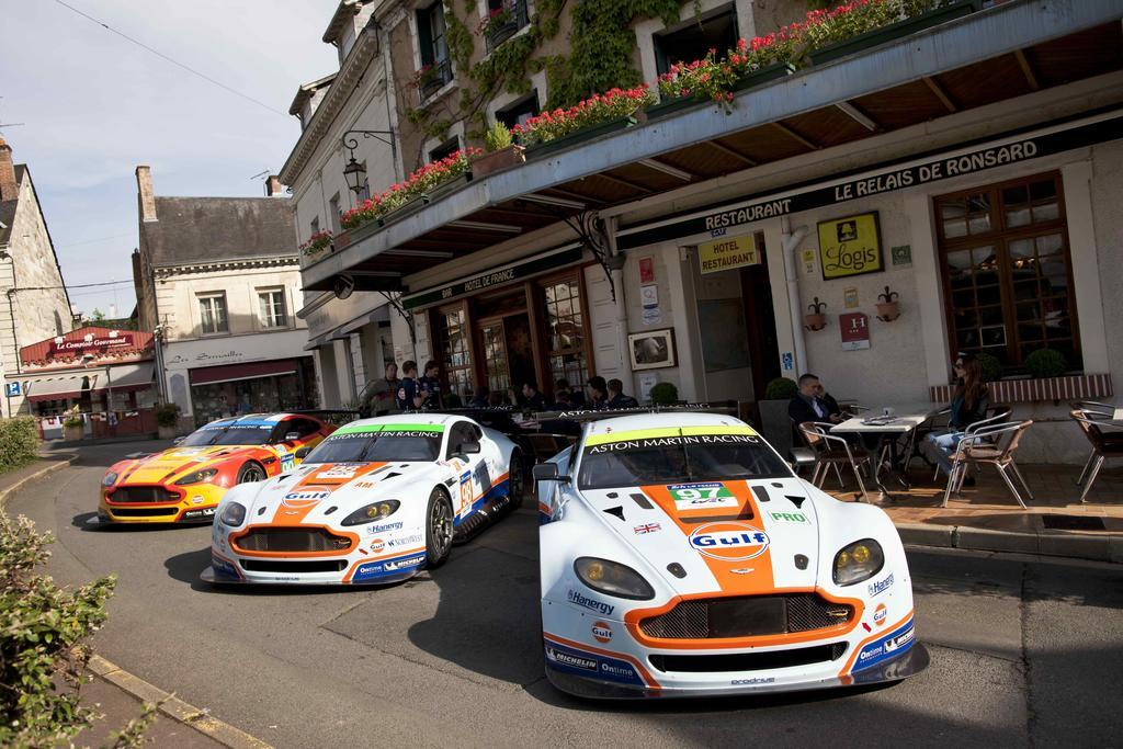La Chartre-sur-le-Loir Logis Hotel De France מראה חיצוני תמונה
