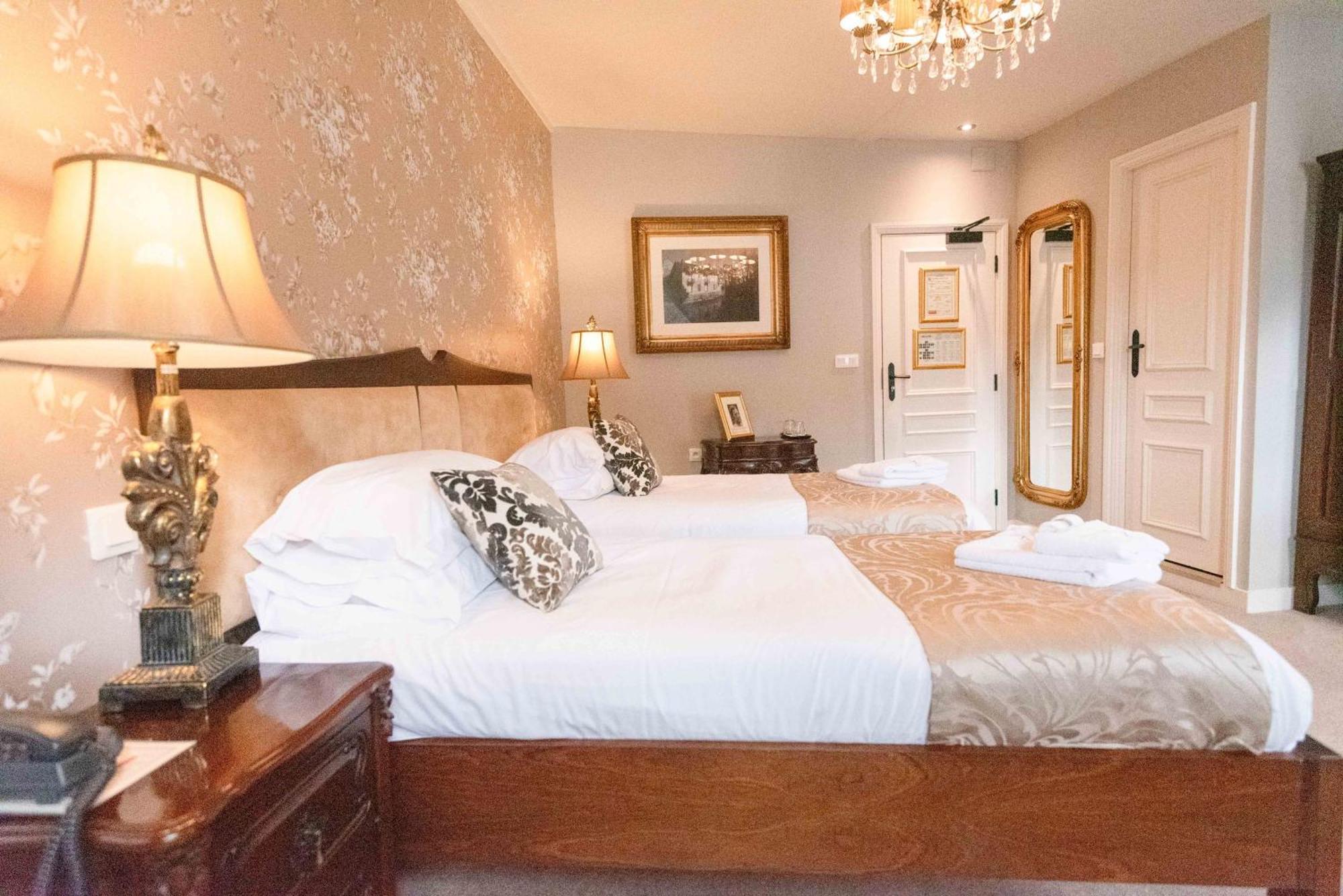 La Chartre-sur-le-Loir Logis Hotel De France מראה חיצוני תמונה