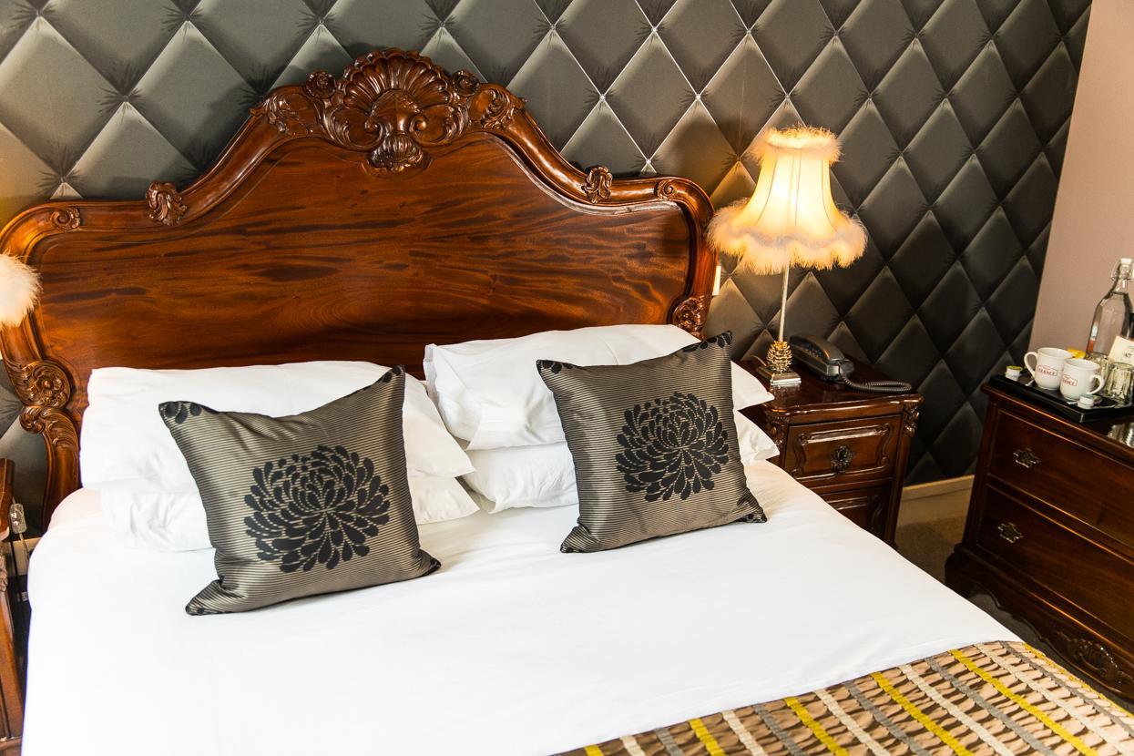 La Chartre-sur-le-Loir Logis Hotel De France מראה חיצוני תמונה